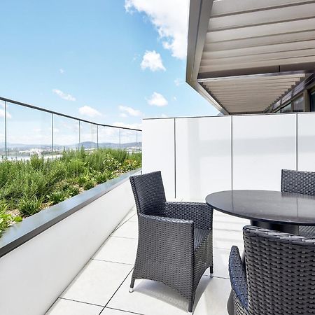 Meriton Suites Canberra Eksteriør bilde A balcony