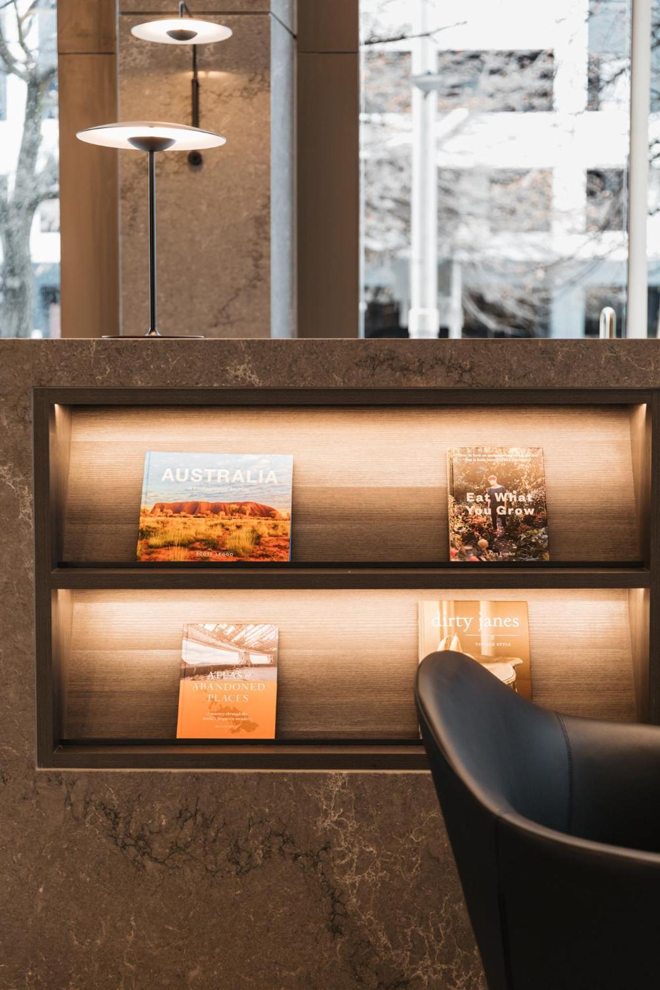 Meriton Suites Canberra Eksteriør bilde A selection of magazines at the lounge