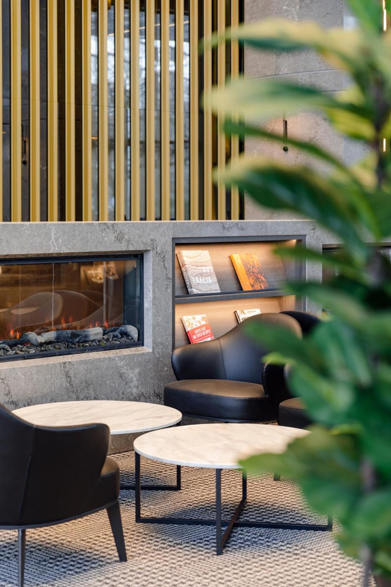 Meriton Suites Canberra Eksteriør bilde The lounge at the airport