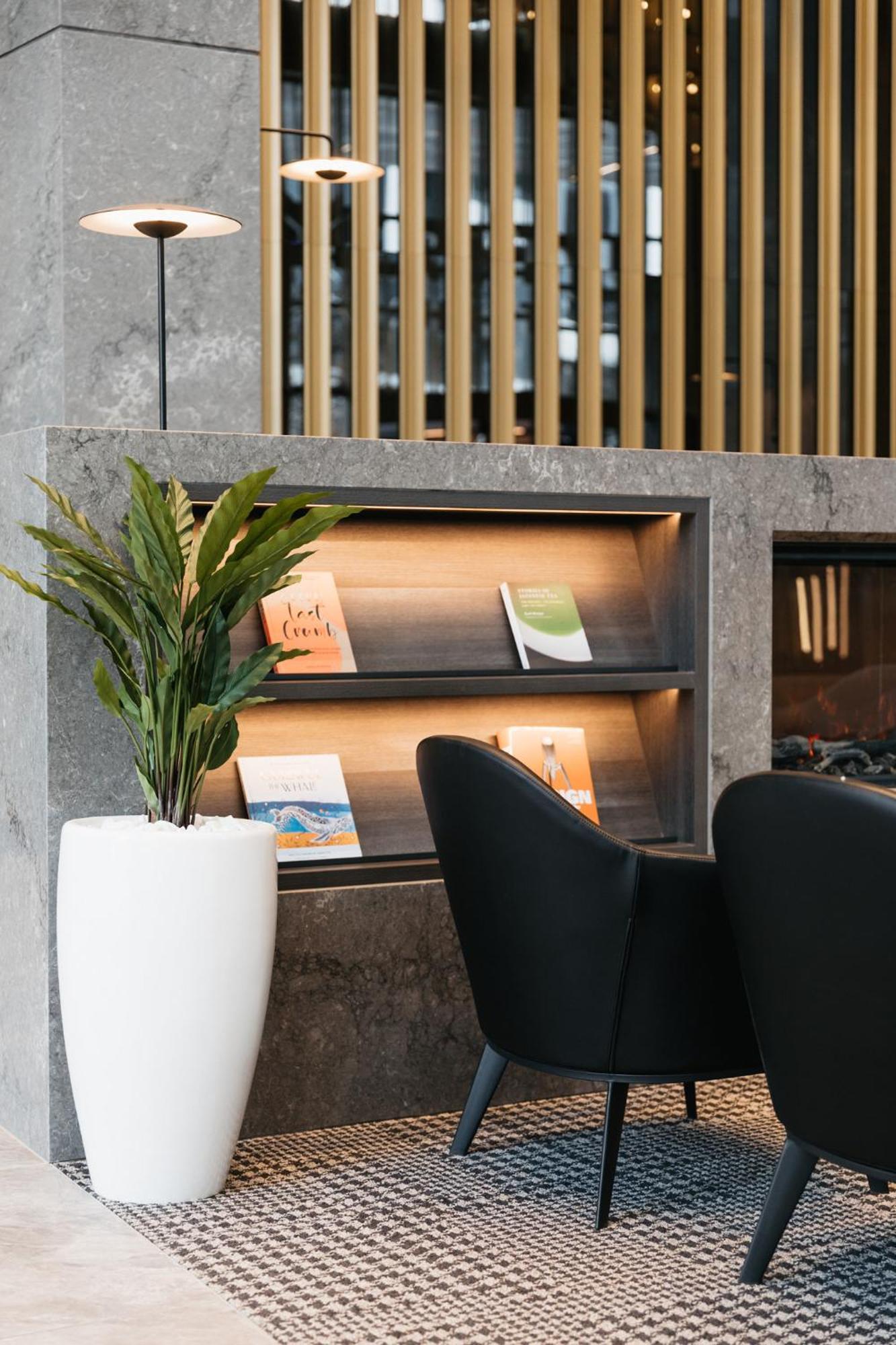 Meriton Suites Canberra Eksteriør bilde Interior of the lounge