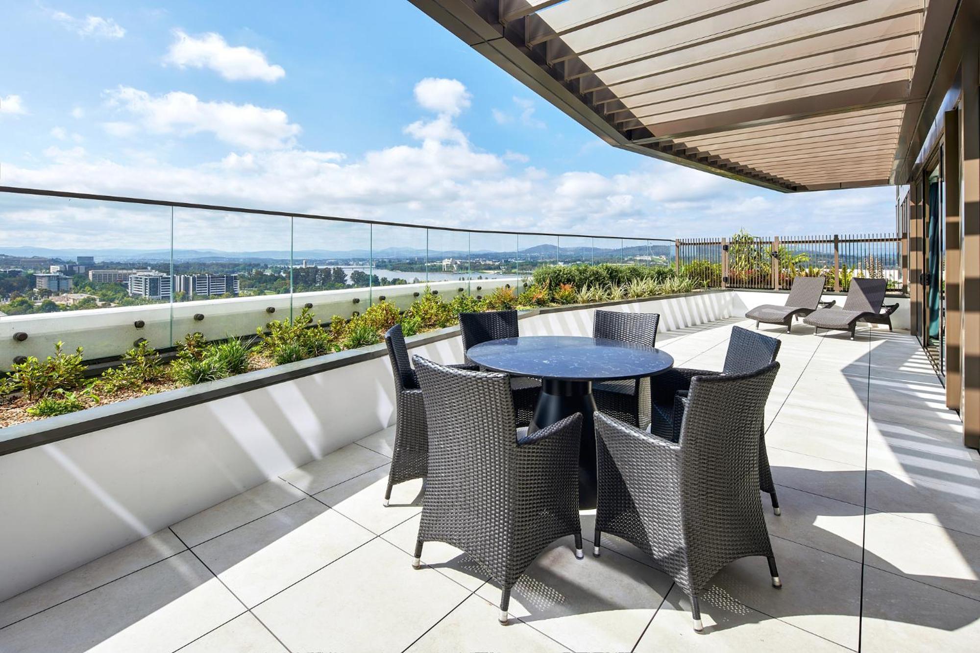 Meriton Suites Canberra Eksteriør bilde The rooftop garden