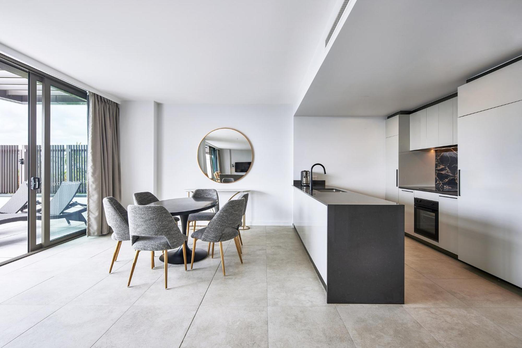 Meriton Suites Canberra Eksteriør bilde The kitchen and dining area of a typical apartment