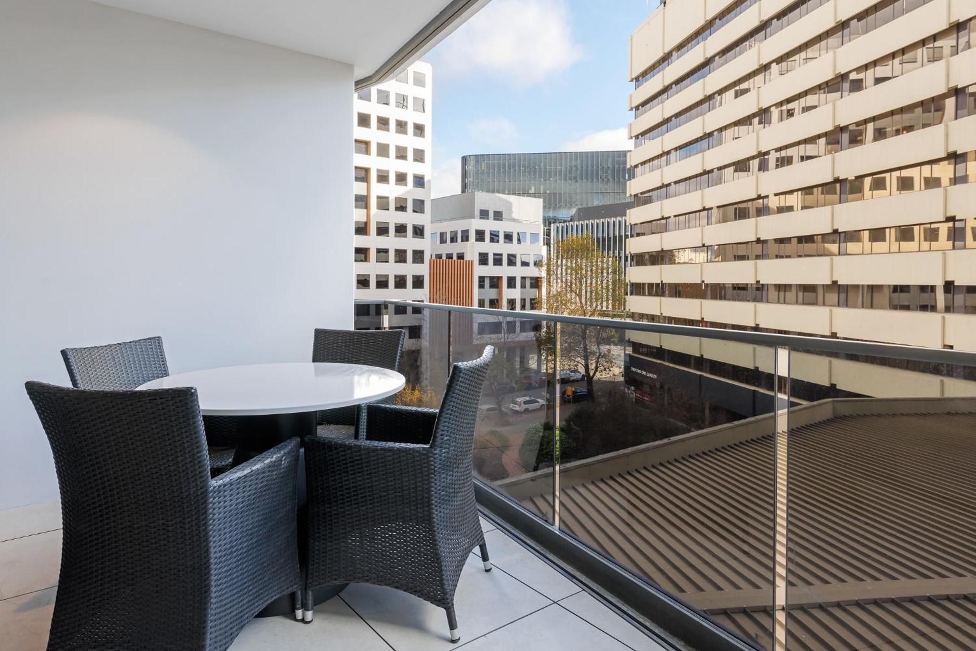 Meriton Suites Canberra Eksteriør bilde A balcony