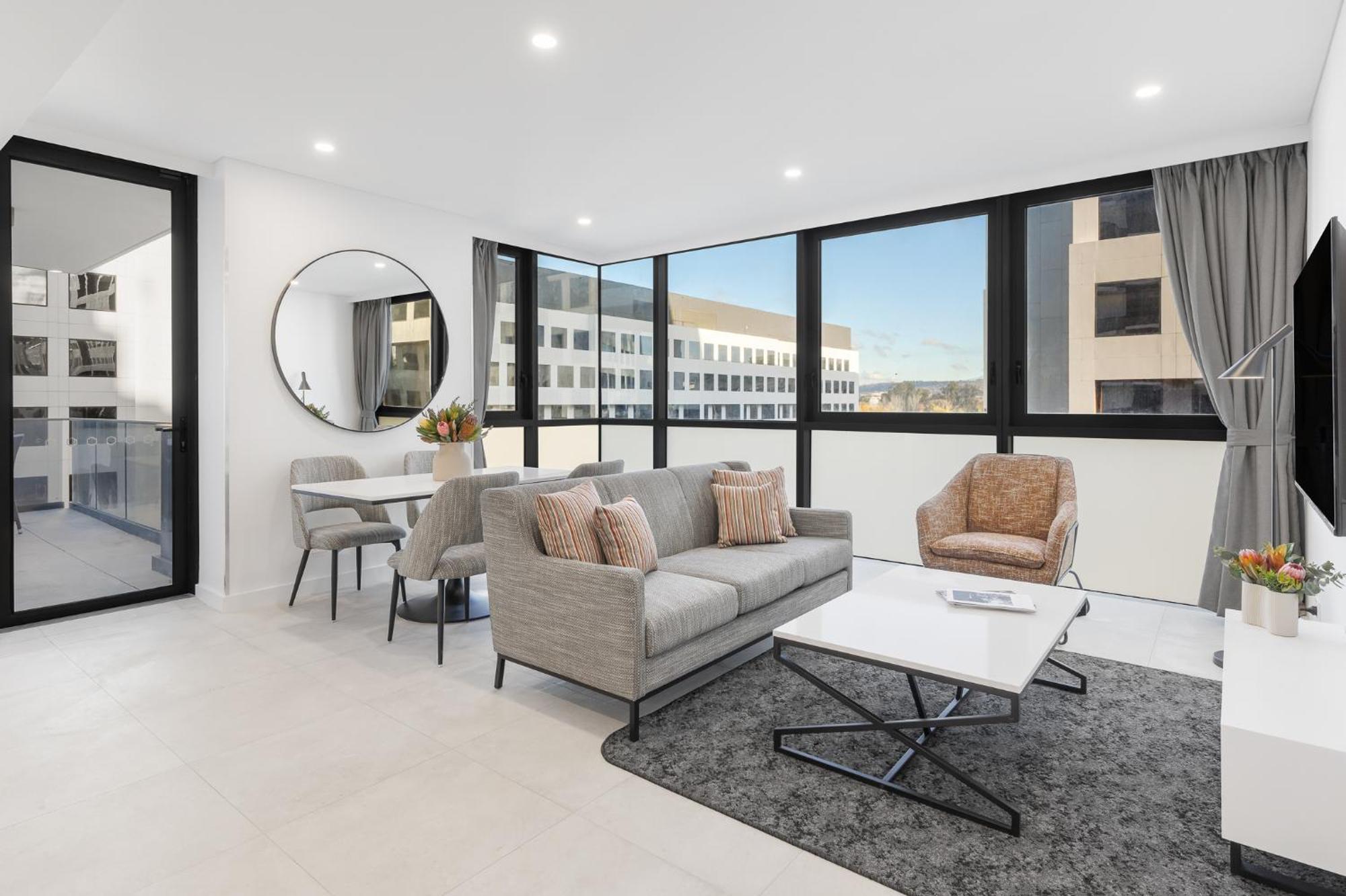 Meriton Suites Canberra Eksteriør bilde The interior of a staged apartment