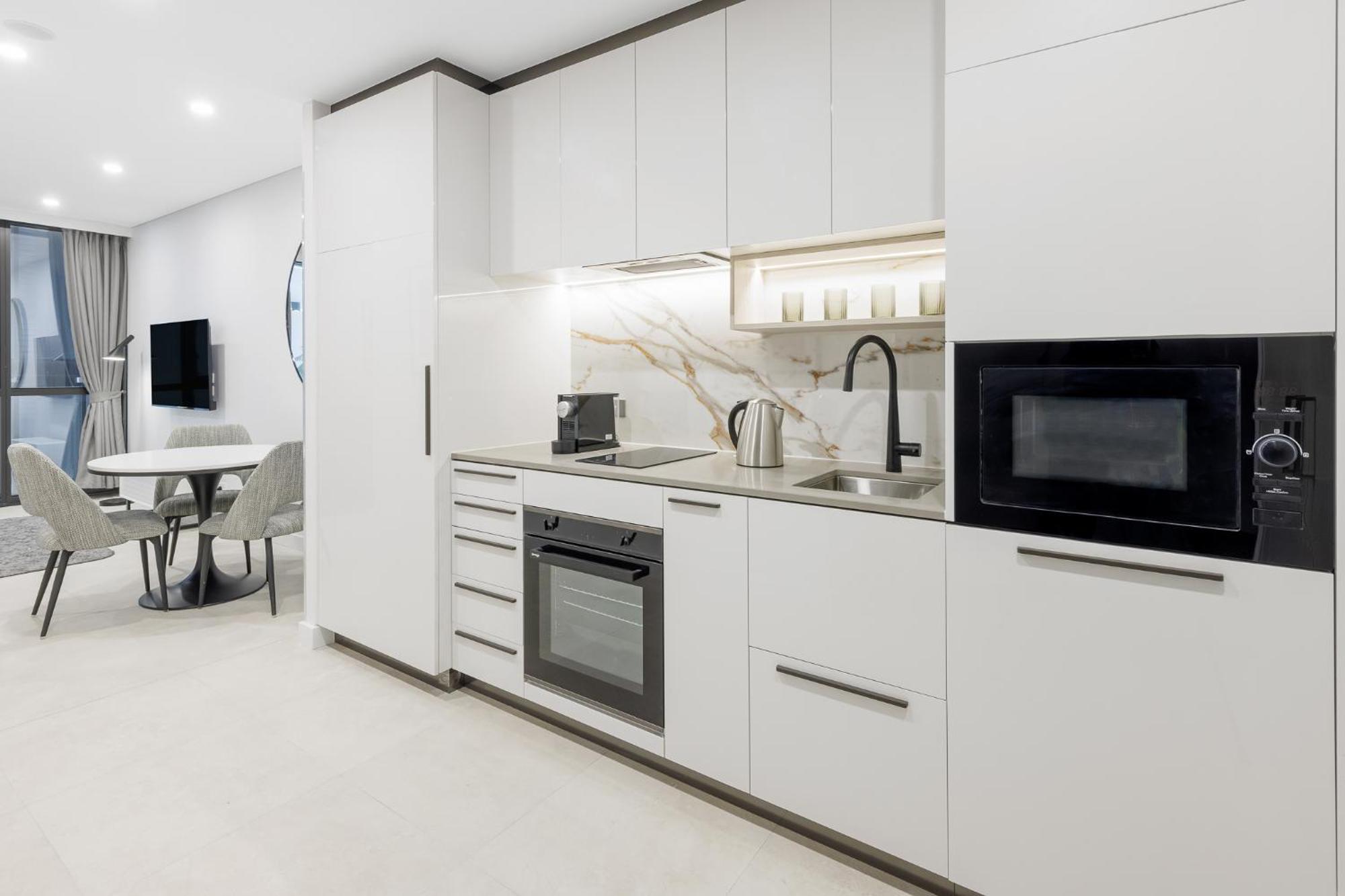 Meriton Suites Canberra Eksteriør bilde A typical kitchen in a serviced apartment