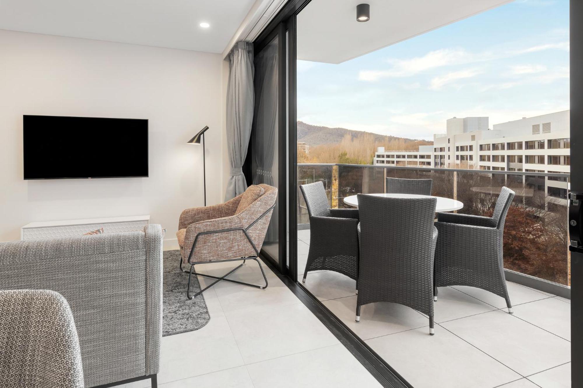 Meriton Suites Canberra Eksteriør bilde The interior of a typical apartment at the complex