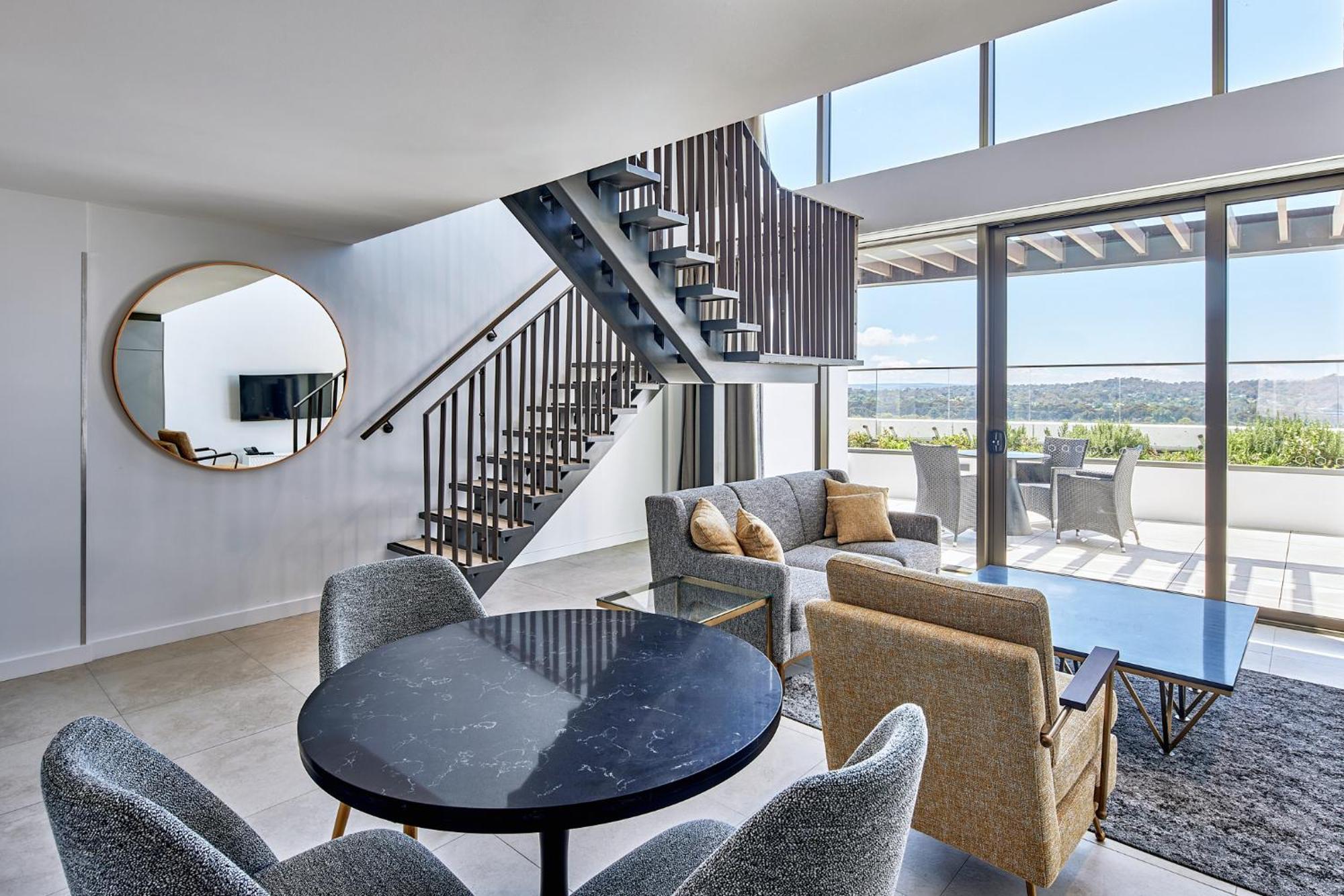 Meriton Suites Canberra Eksteriør bilde The interior of a typical apartment at The Standard
