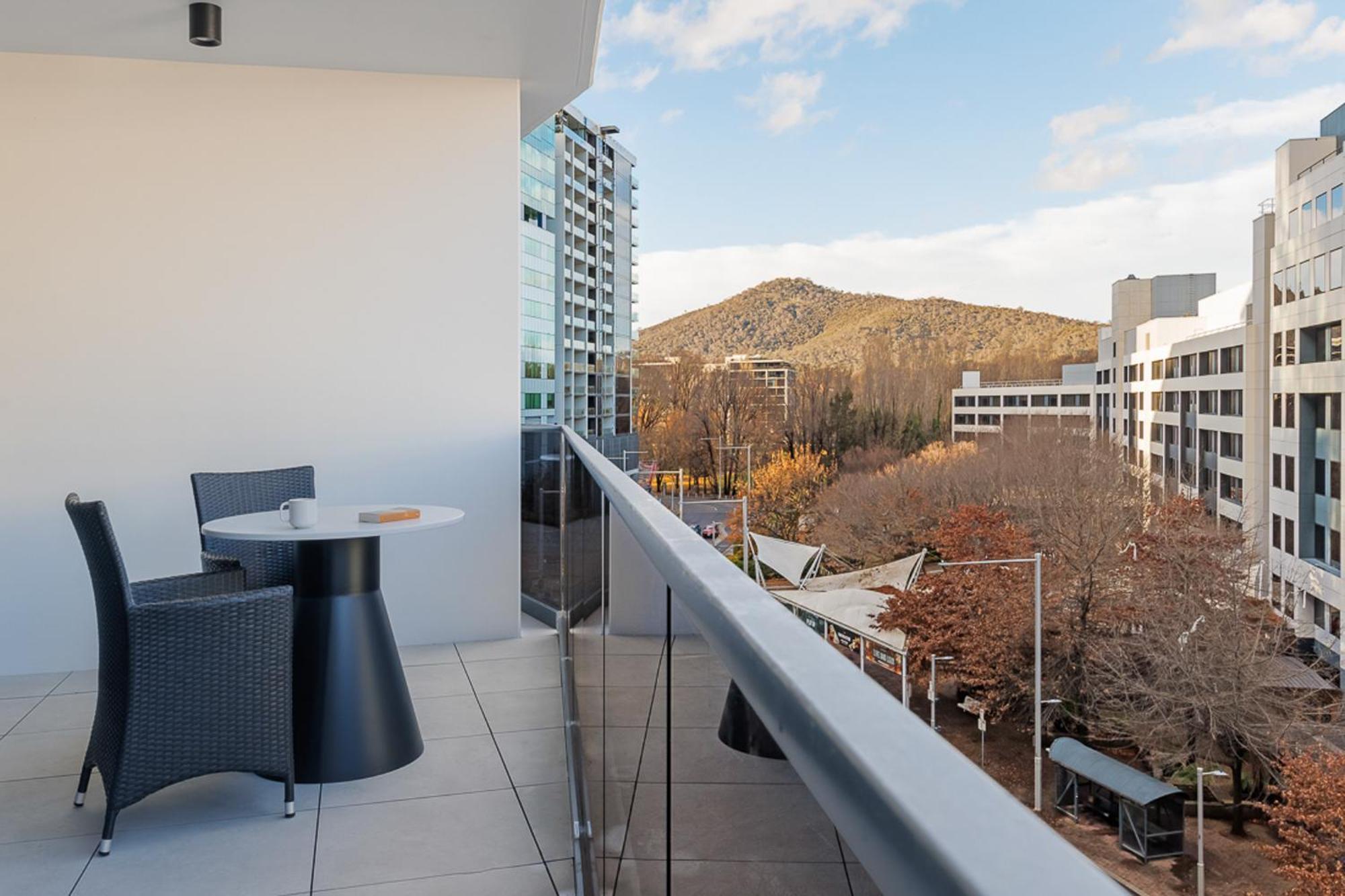 Meriton Suites Canberra Eksteriør bilde A balcony in a residential apartment