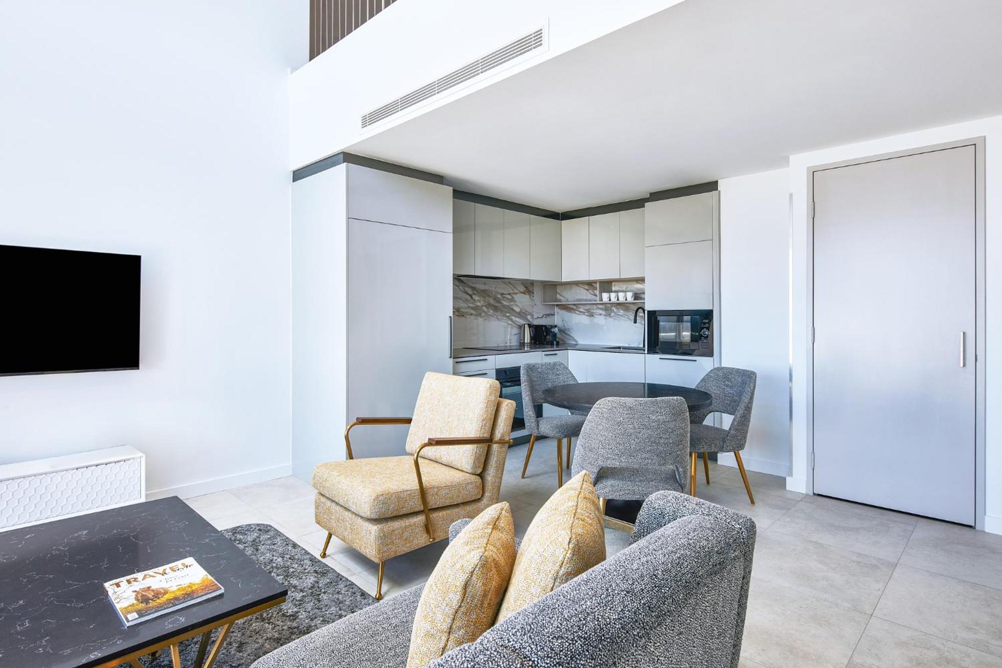Meriton Suites Canberra Eksteriør bilde The interior of a typical apartment