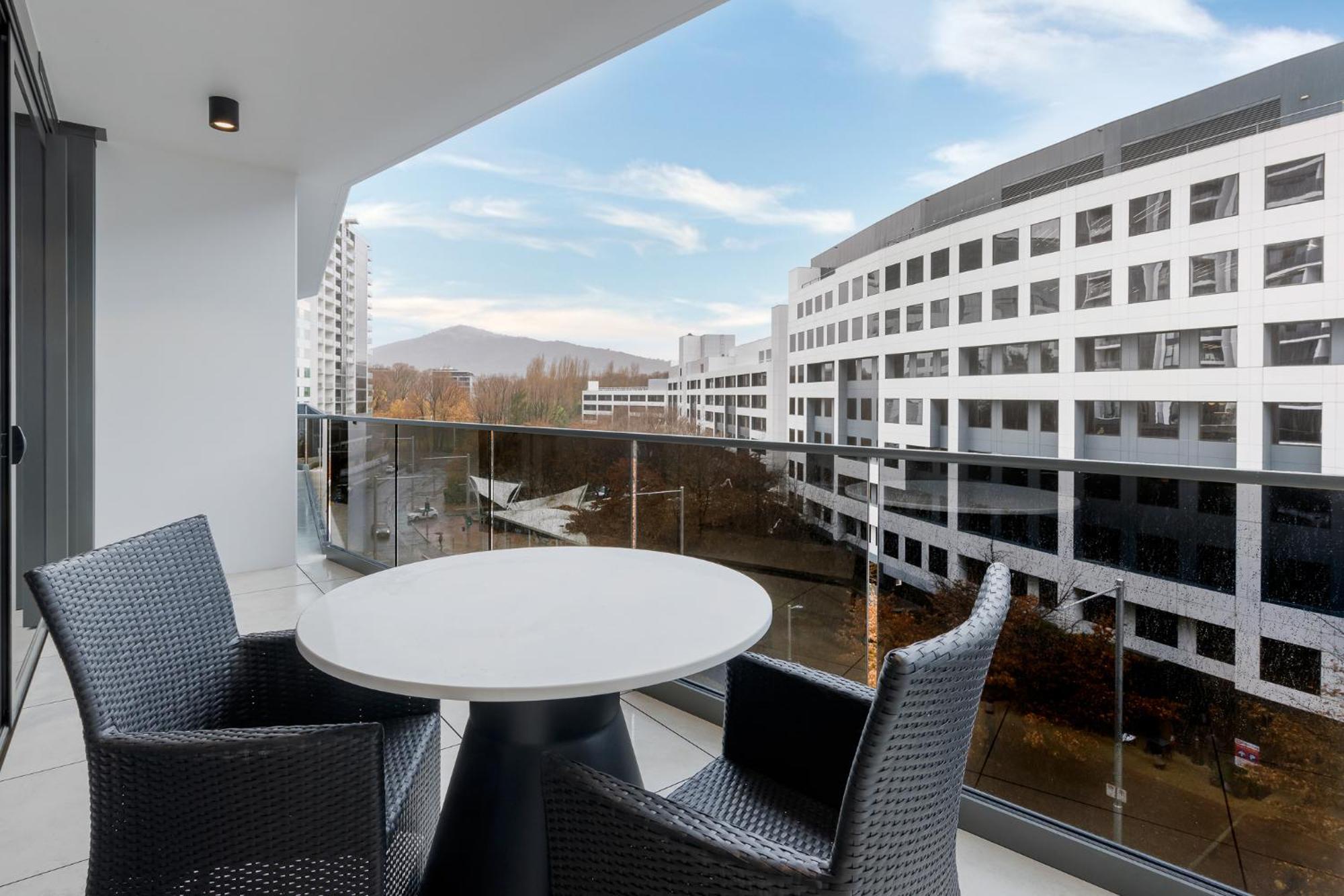 Meriton Suites Canberra Eksteriør bilde Balcony